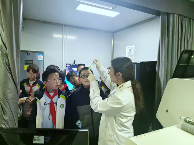 科普筑梦启童心——辽阳东路小学学子走进青岛能源所探索微观世界